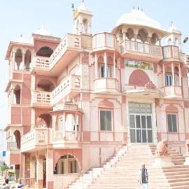 Hotel Suroth Mahal، فندق في Suroth