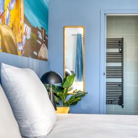 Bains de Mer House & Jacuzzi steps from the beach Walk to town Sleeps 6, hotel in Saint-Gilles-Croix-de-Vie