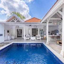 Peacock Bungalow by Pertama Stay, hotel in Seminyak