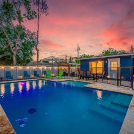 Family Friendly Oasis 5 Min to Indian Shores Beach Heated Pool & Game Room, Hotel in Seminole