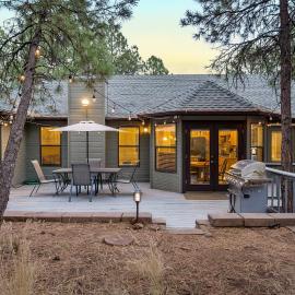 Coburn Cabin @ Country Club Game Room New Central AC Pet and Family-Friendly, khách sạn ở Flagstaff
