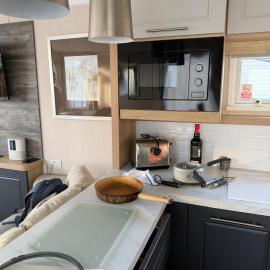 Luxury 3-Bed Caravan with Decking & Free Parking near beaches - Primrose Valley, hotel in Filey