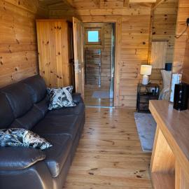Trelew Farm Log Cabin, hotel in Penzance