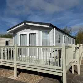 Horseshoe Lakes 43 with HOT TUB - Pet friendly and Wifi - Meadow Lakes Caravan & Lodge Hire