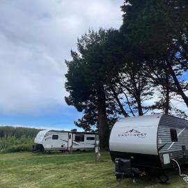 EastToWest Glamping camper - Site #15, hotel u gradu 'Klamath'