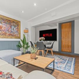 Contractors and Re-locators, Spacious 2 Bedroom Flat S10, Parking, Sleeps 5, hotel em Walkly