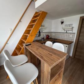 2BR Beachfront Home Sea & Mountain View, hotel en Samotracia