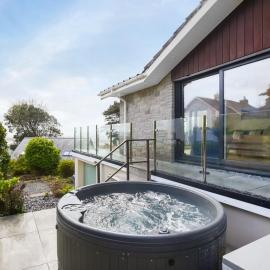 The Gables - Fabulous Views with Hot Tub sleeps 8, hotel in Aberdyfi