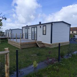 mobil home Num 13 , se situant dans un parc de résidence de loisir proche de la mer, hotel in Grandcamp-Maisy