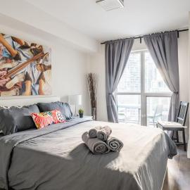 Stylish 1BR plus Den Suite with Parking, Sleeps 4)