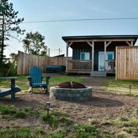 Waterfront Seacan Retreat with Hot Tub, Hotel in Bouctouche