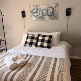 Stylish 2BR 1 Bath Haven with WiFi and Parking