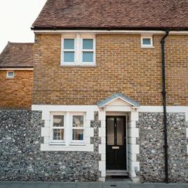 The Artist's Abode by Sheppey Stays - Spacious 3BR Stay in Faversham - Central Location & Parking - Ideal for Families & Contractors, hotel sa Kent