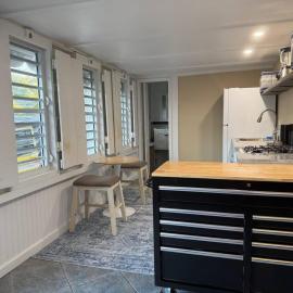 NewReno, AC, 2 blocks to Beach, Dive, Eat, Drink, hotel v destinaci Frederiksted