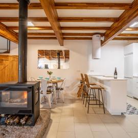 Encantadora Villa de Piedra con Jardín y Chimenea, hotel in Pontevedra