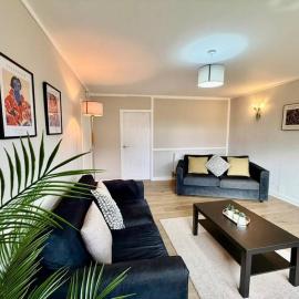 Renfrew Town Centre sleeps 6 - Pass the Keys, hotel in Renfrew