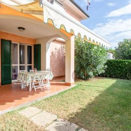Large villa with private garden near the sea, hotel in Porto Recanati