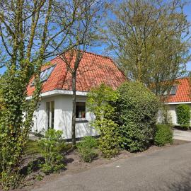 Beach & Dunes Bungalow with private garden and parking by NoordwijkMeer, hotel in Noordwijk aan Zee