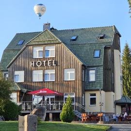 waldhotel AUSZEIT mit Restaurant & Café, hotel di Tanne