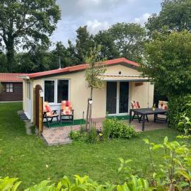 Zonneschijn, bungalow op vakantiepark bij zee, hotel in Baarland