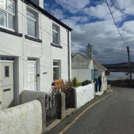 Coastal cottage in seaside village - Pass the Keys – hotel w mieście Moelfre