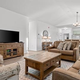 Stylish 3BR Condo Overlooking Greg Norman Golf Course in Barefoot Resort, hotel in North Myrtle Beach