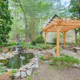 Pool Access! Cozy Couple's Getaway in Kilmarnock, hotel Kilmarnockban