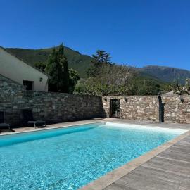Appartement en résidence d'exception avec piscine dans le cap corse、Siscoのホテル
