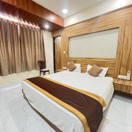 HOTEL BANSURI 966o9o1oo6 just 75mtr from shreenathji temple I 2 min walking distance By SK, hotel in Nāthdwāra