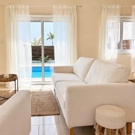 Sea Breeze Villa Private Pool and Sea View โรงแรมในEmba