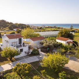Thalia's Cottage - Cozy, Romantic Retreat with Sea & Mountain views, hotel u gradu Kámpos