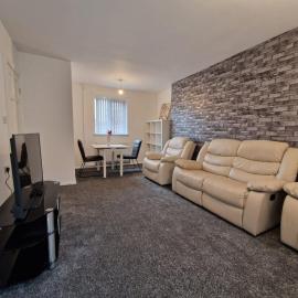 Eden Place - 3 Bed Flat - Includes Free Parking