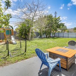 Group Hub w/ Game Room! 4 Mi to Hard Rock Stadium