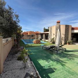 Chalet con Piscina Aguadulce