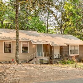 Charming Tallahassee Townhouse ~ 3 Mi to FSU!, hotel in Tallahassee