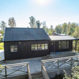 4 star holiday home in Trollhättan โรงแรมในทรอลเฮตตัน