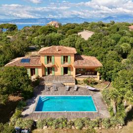 La Castagna Sea View Pool Villa، فندق في كوتي شْيافاري