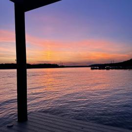 Waterfront Cottage, Fiery Sunsets, hotel in Charlotte