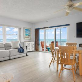 Oceanfront Oasis - 2BR2BA direct oceanfront!, hotel di Satellite Beach