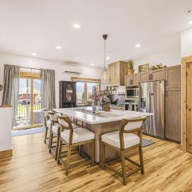 Modern Mountain condo with river views EV charger SUP، فندق في Swan Valley