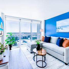 Luxury Downtown Fort Myers Apt,4 PPL, Pool view, Walk to dining, Nightlife
