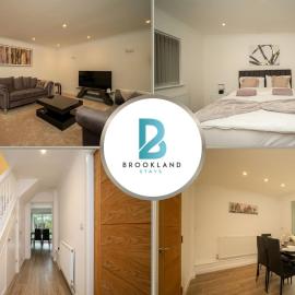 Spacious 5BR Family Home in Windsor Free Parking