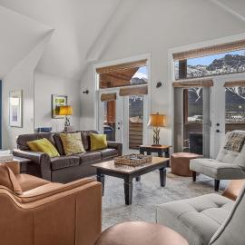 Luxury Penthouse - 3 King Suites - UG Parking