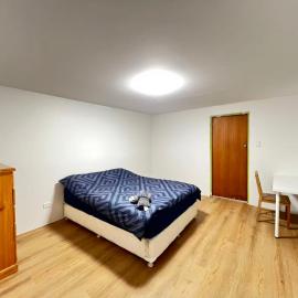 Queen Room with Private Toilet and Laundry - A3: Auburn şehrinde bir otel
