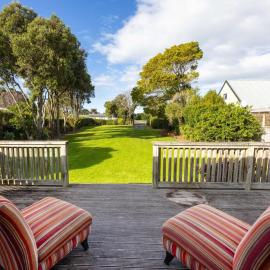 Relax by the beach Cozy Bach No 40, hotel in Waimarama