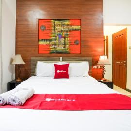 RedDoorz Plus @ Taman Madiun, hotel di Madiun