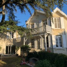 Grande maison familiale hyper calme avec jacuzzi au coeur de Cognac, хотел в Коняк