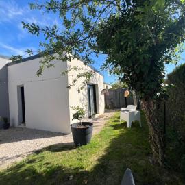Quiniere - 25 m2 indépendant avec piscine - Wifi, hotell sihtkohas Blois