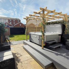Lethbridge Villa 49 3-bedroom Apartment with private HOT TUB,Fibre WiFi, free parking, sleeps 6, hotel in Southport