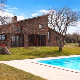 Casa Pirinea, Maello, Avila โรงแรมในMaello